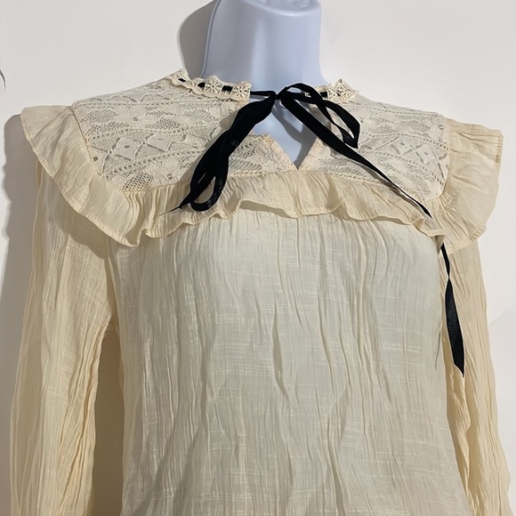 𝅺e & M Women’s Vintage Cream Blouse! - Picture 2 of 3